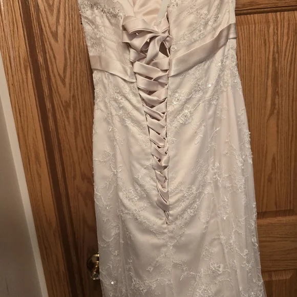 Wedding dress - Picture 15 of 16